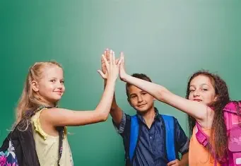 Écoliers CapAcademy célébrant leur réussite